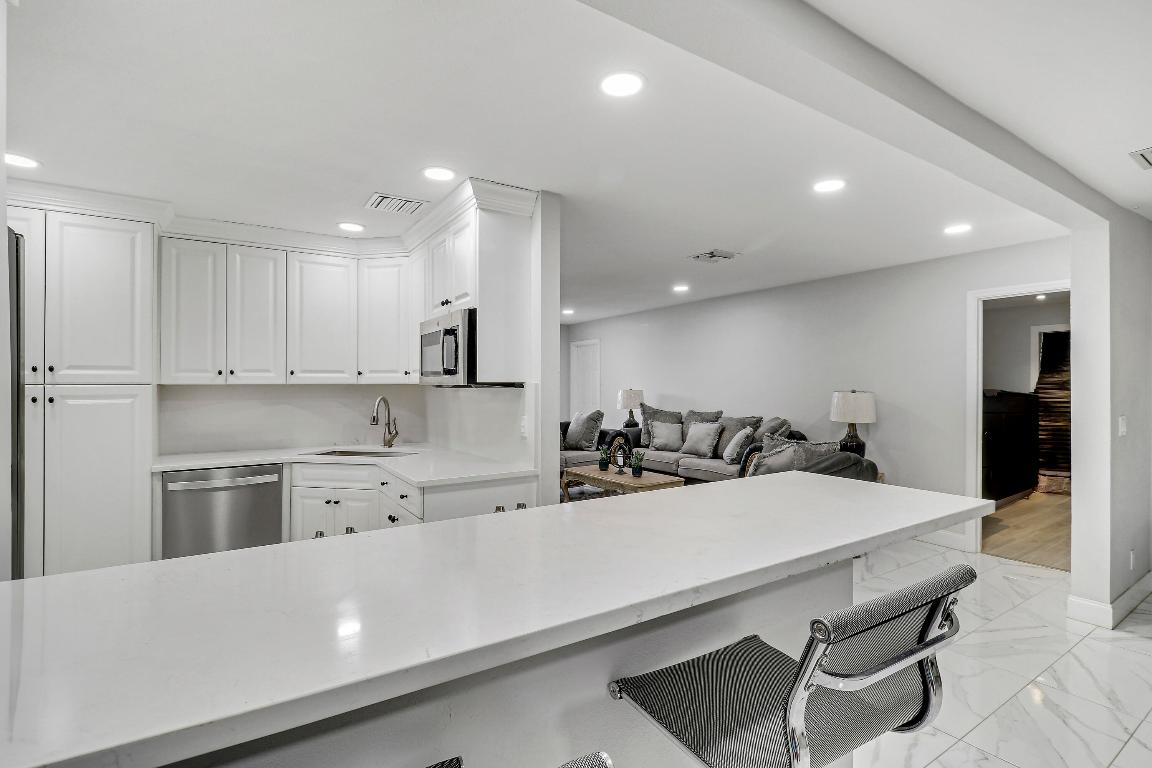 LAKE PARK ADD NO 1 IN PB 25 PGS 222 & 223 - Residential