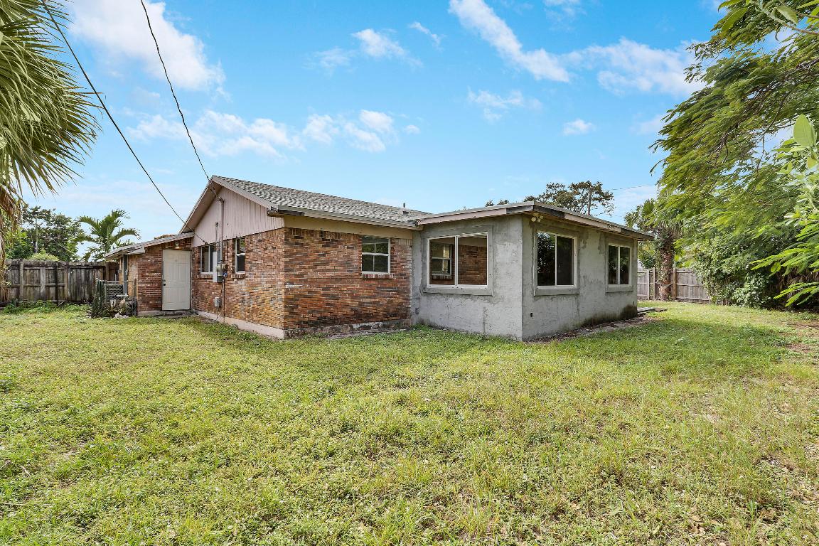 LAKE PARK ADD NO 1 IN PB 25 PGS 222 & 223 - Residential