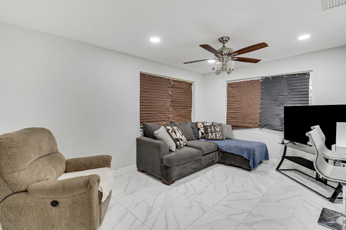 LAKE PARK ADD NO 1 IN PB 25 PGS 222 & 223 - Residential