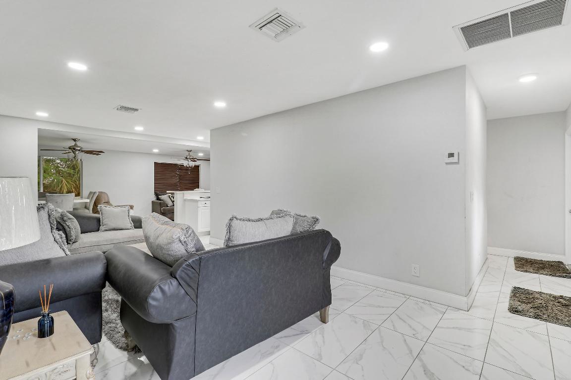 LAKE PARK ADD NO 1 IN PB 25 PGS 222 & 223 - Residential