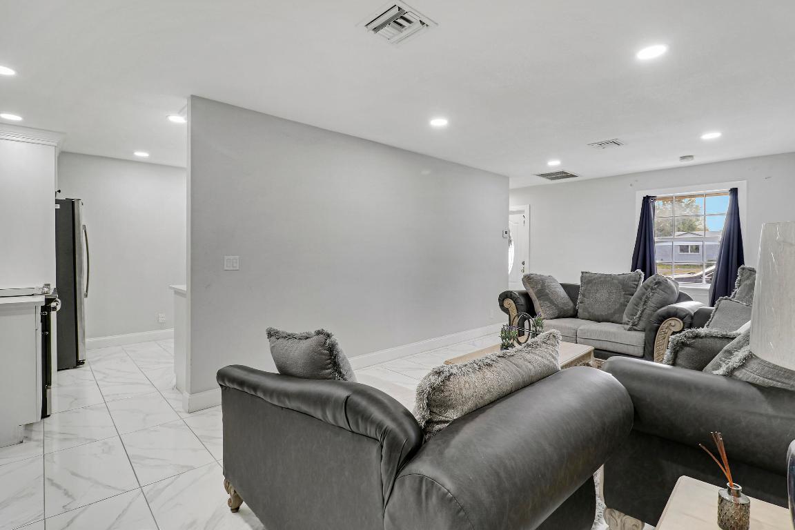 LAKE PARK ADD NO 1 IN PB 25 PGS 222 & 223 - Residential