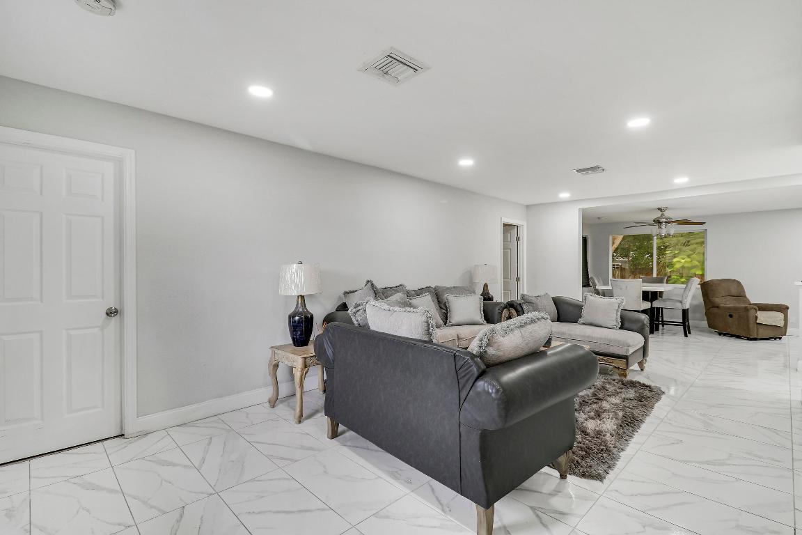 LAKE PARK ADD NO 1 IN PB 25 PGS 222 & 223 - Residential