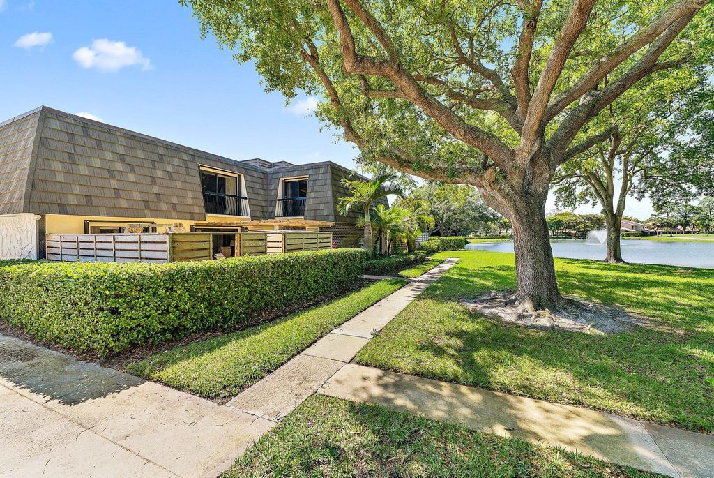 Photo of 1116 11th Terrace, Palm Beach Gardens, FL 33418 (MLS # R10950277)