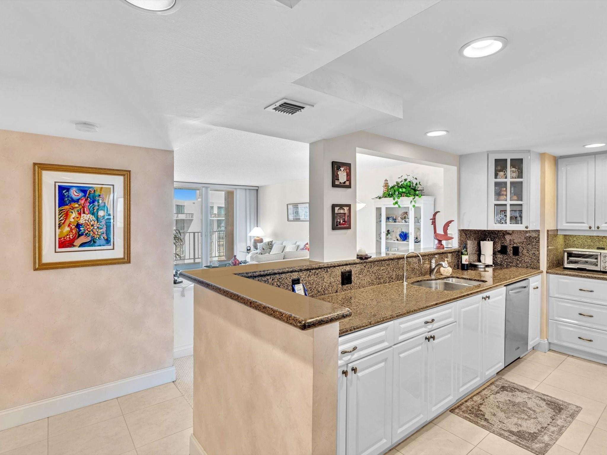 1149 Hillsboro Mile 703