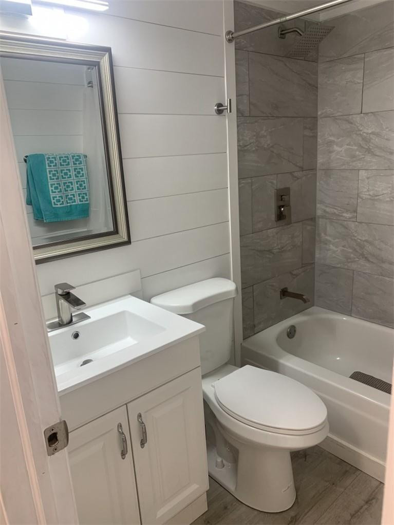 LAKESIDE XI CONDO - Residential