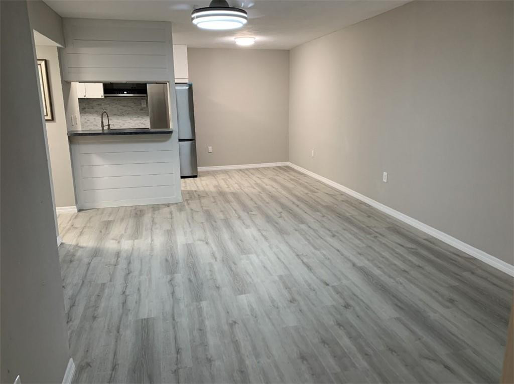 LAKESIDE XI CONDO - Residential