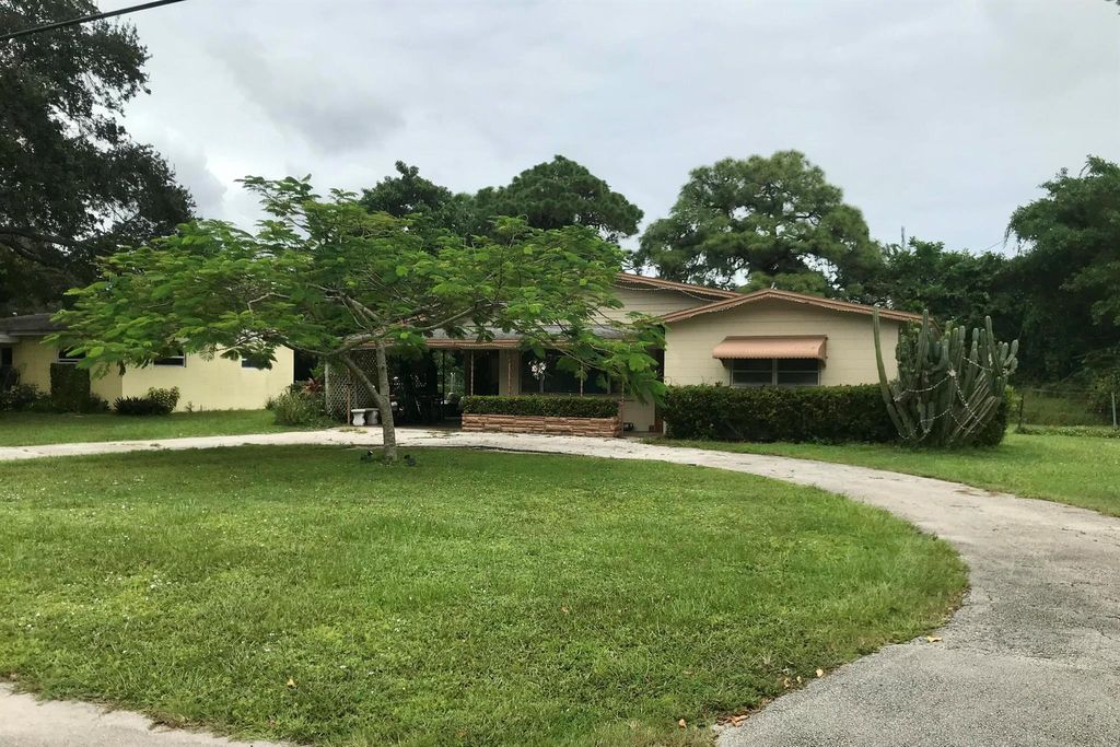 Photo of 1114 Pine Avenue, Fort Pierce, FL 34950 (MLS # R10918374)
