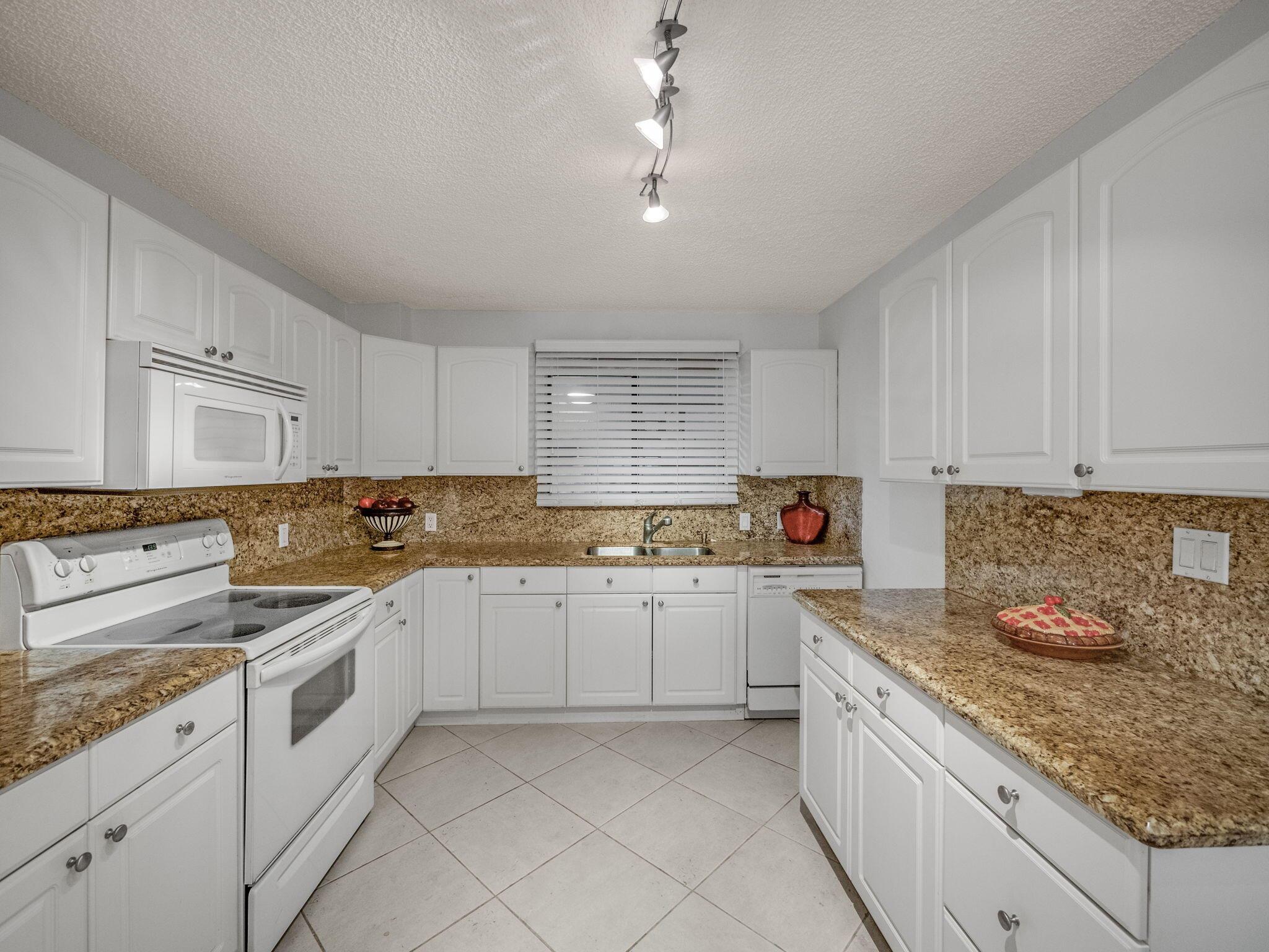 LAKEWOOD AT PALM BEACH CO - Residential
