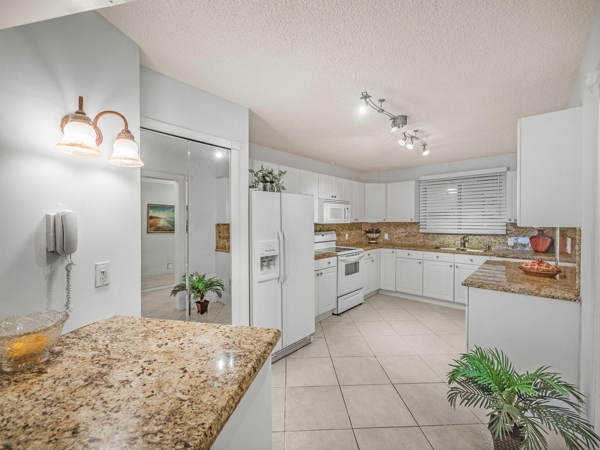 LAKEWOOD AT PALM BEACH CO - Residential