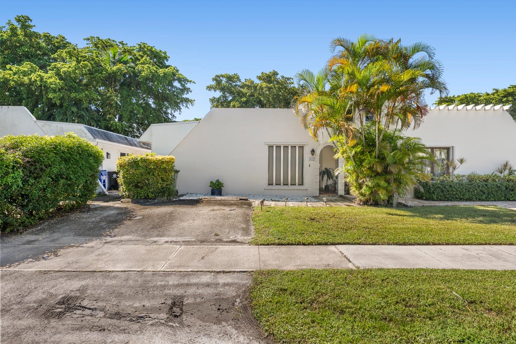 Photo of 820 SW 12TH Place, Fort Lauderdale, FL 33315 (MLS # B26089237)