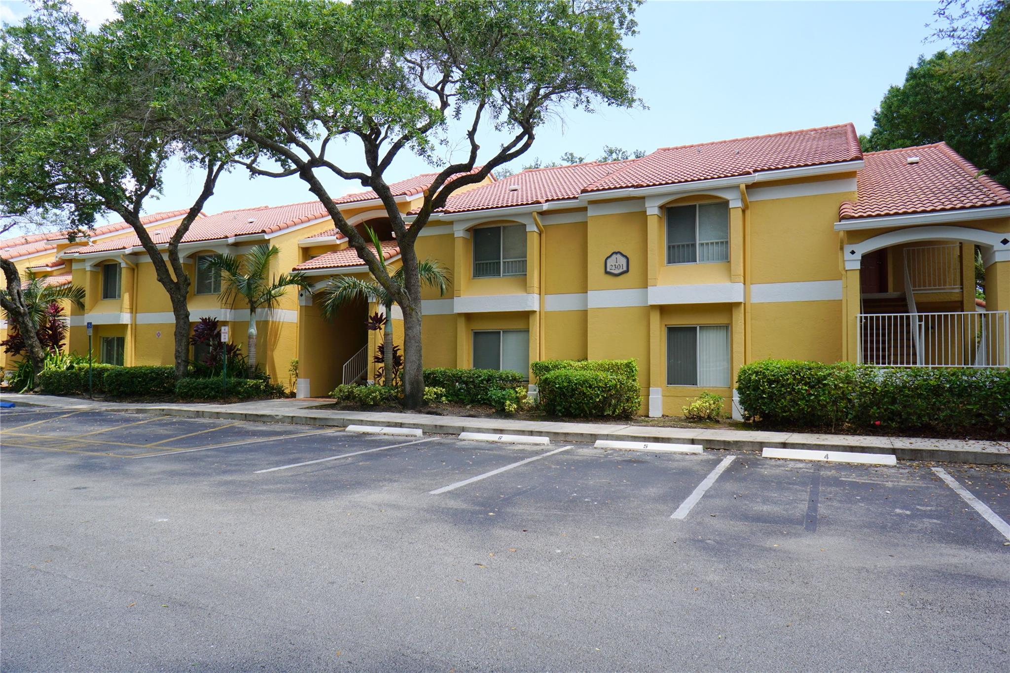 A prestige 2/2 top floor gorgeous turnkey unfurnished unit updated throughout with beautiful, vaulted ceilings and spectacular lake views. Second floor entry featuring tile with granite counter tops, stainless steel appliances, full size washer and dryer and a large, screened patio. This unit is impeccably kept, beautifully decorated and has everything you need. In a quiet, gated community on a lake with a pool, hot tub, gym, tennis court, lots of trees, lush landscaping and plenty of parking. Prime location close to the beach, shopping, restaurants and major highways.