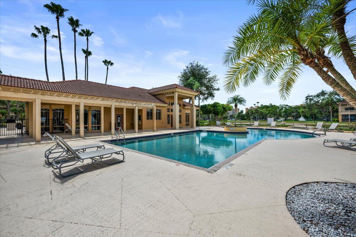 PALM LAKE CONDOMINIUM - Residential