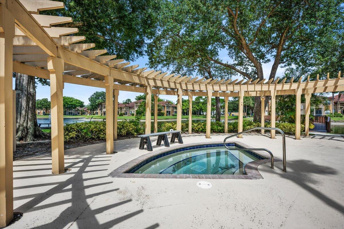 PALM LAKE CONDOMINIUM - Residential