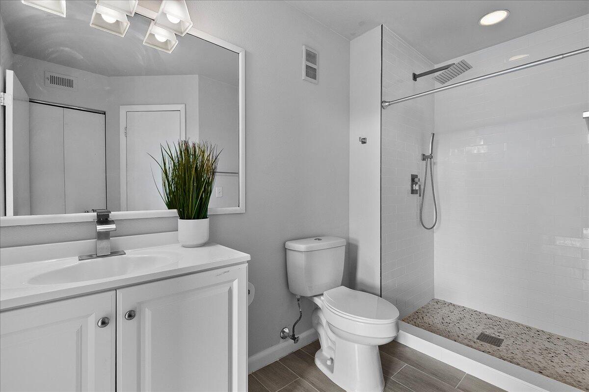 PALM LAKE CONDOMINIUM - Residential