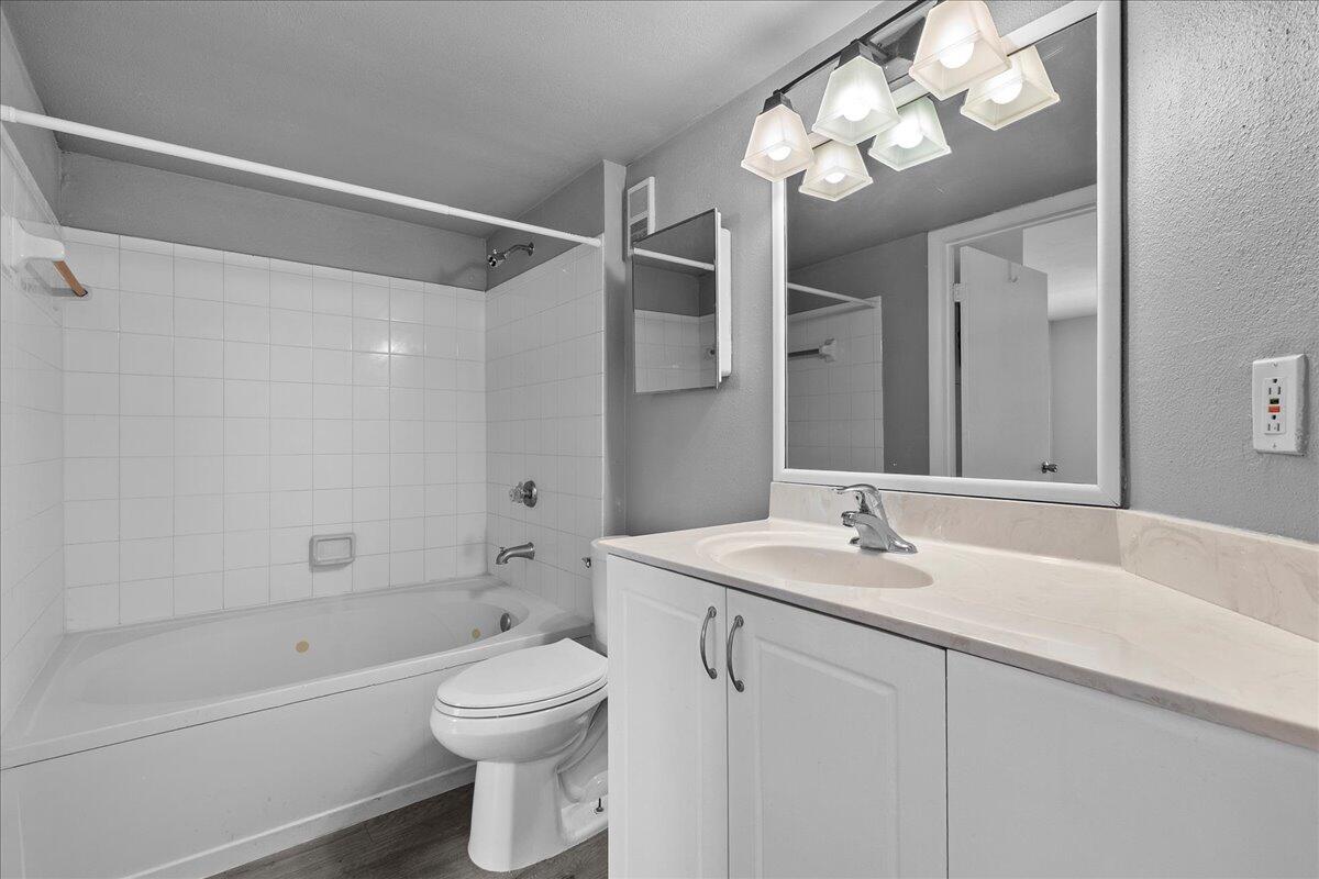 PALM LAKE CONDOMINIUM - Residential