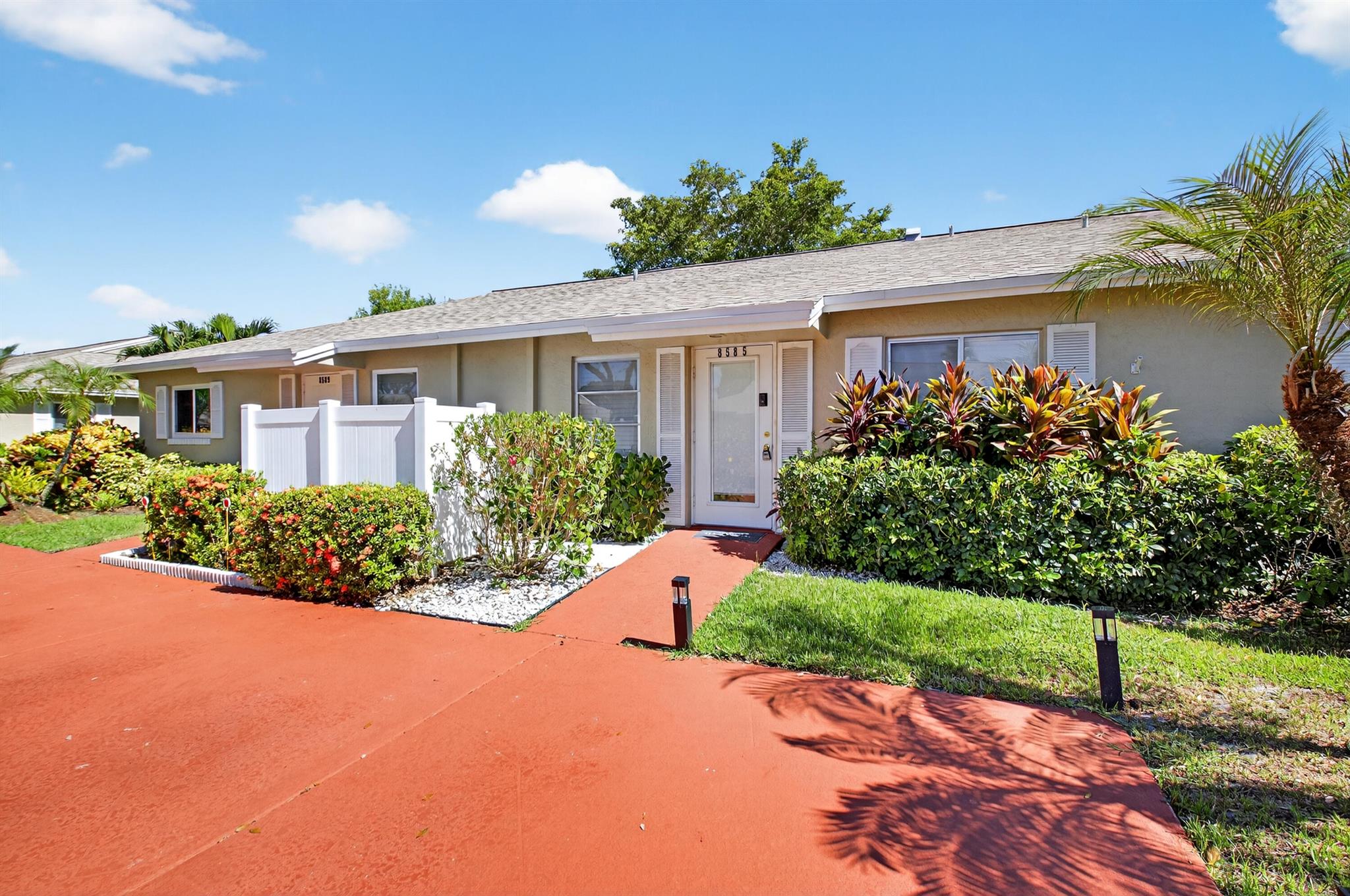 8585 Dreamside Ln