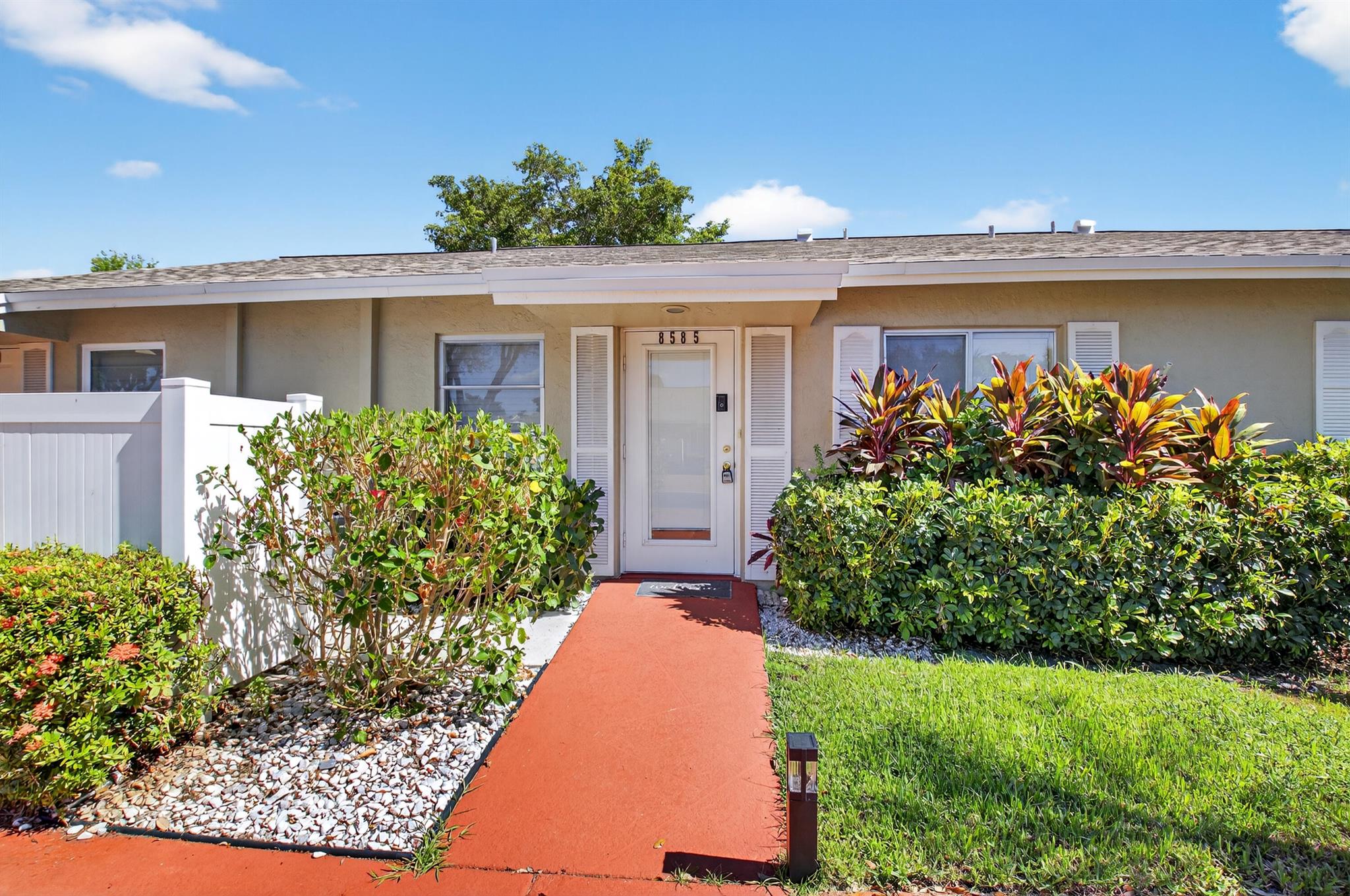 8585 Dreamside Ln
