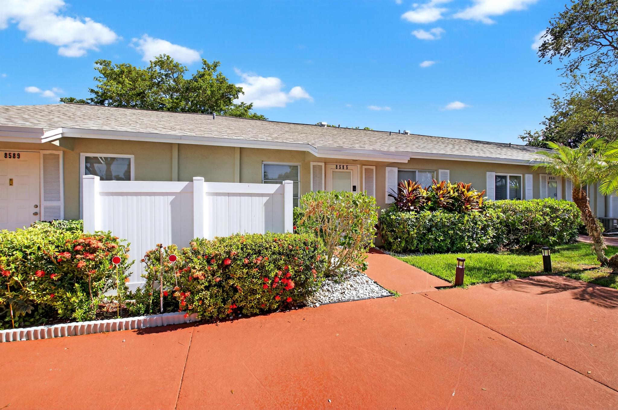 8585 Dreamside Ln