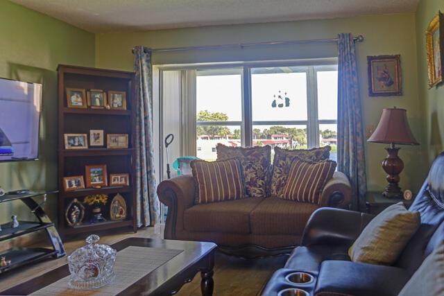 GOLDEN LAKES VILLAGE COND - Residential