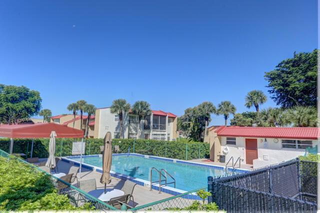 GOLDEN LAKES VILLAGE COND - Residential