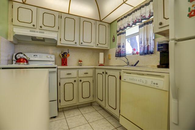 GOLDEN LAKES VILLAGE COND - Residential