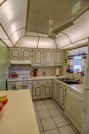 GOLDEN LAKES VILLAGE COND - Residential