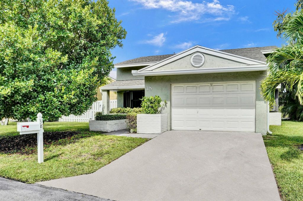 Photo of 38 Paxford Lane, Boynton Beach, FL 33426 (MLS # R11110757)