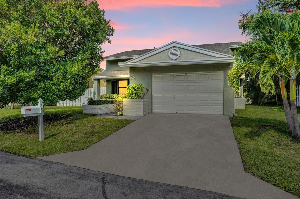 Photo of 38 Paxford Lane, Boynton Beach, FL 33426 (MLS # R11110757)