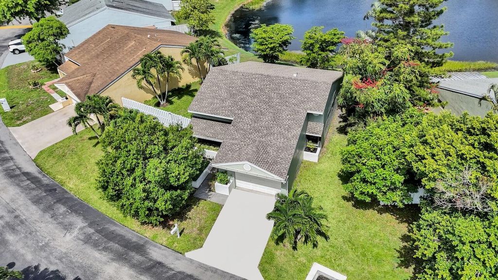 Photo of 38 Paxford Lane, Boynton Beach, FL 33426 (MLS # R11110757)