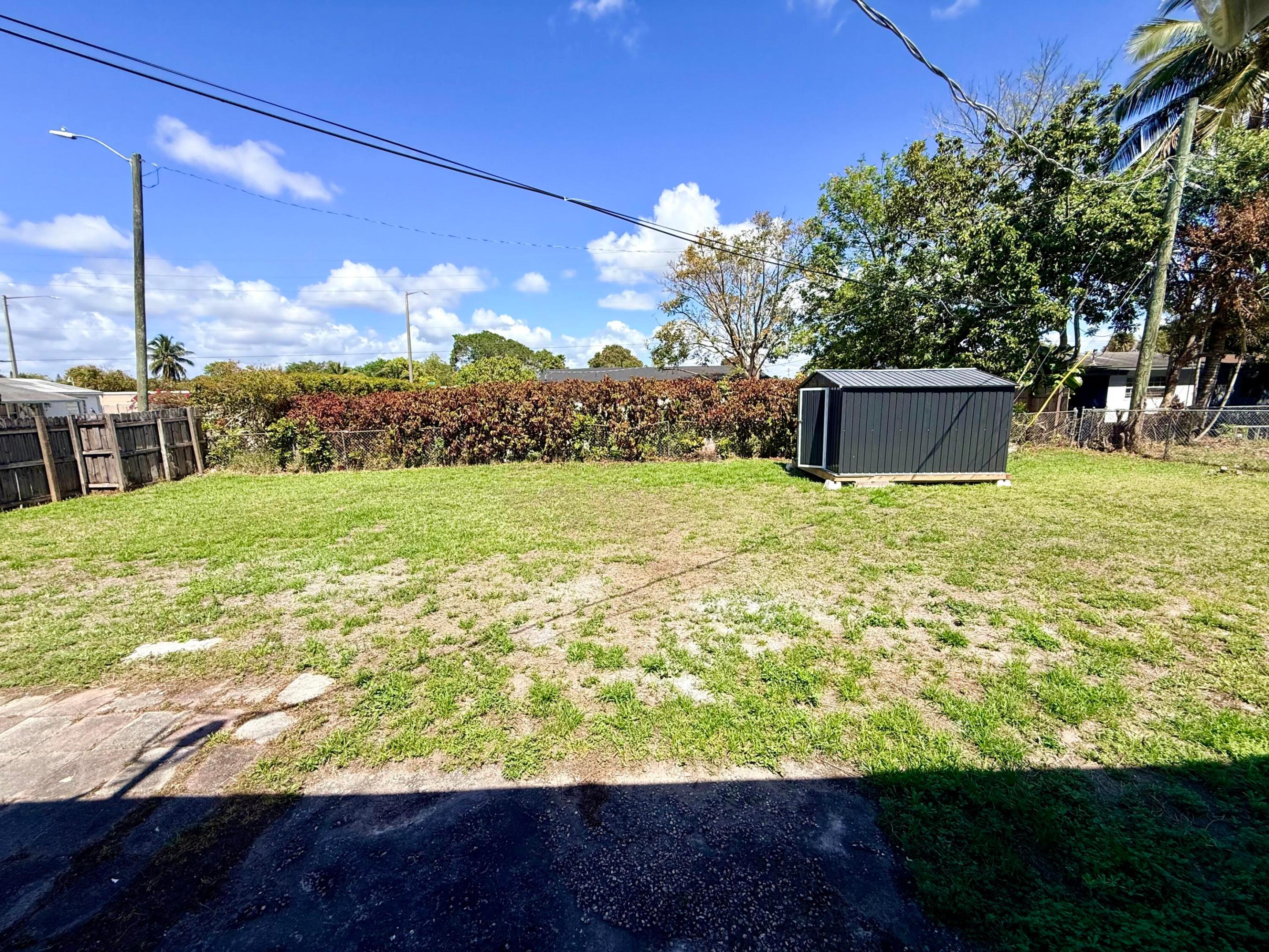 BROADVIEW COUNTRY CLUB - Residential Lease