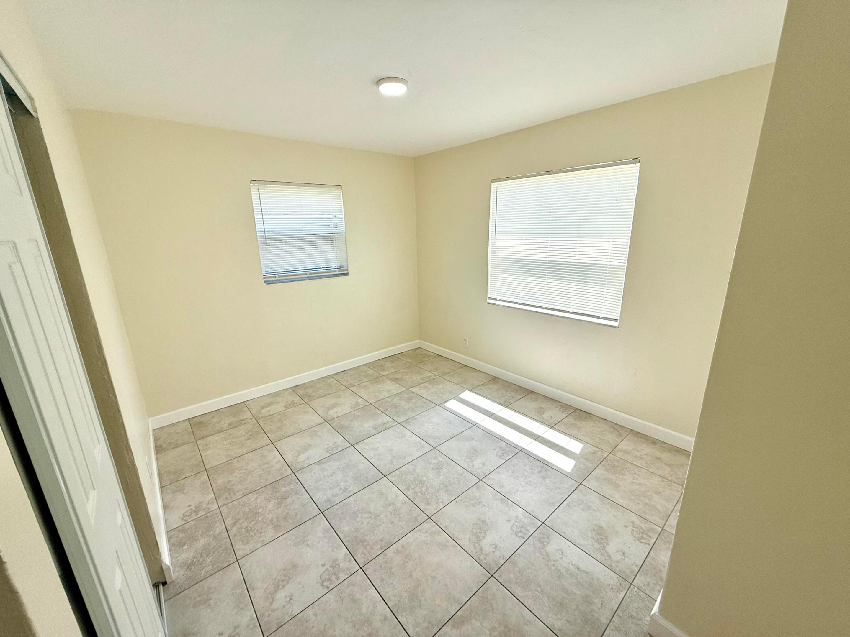 BROADVIEW COUNTRY CLUB - Residential Lease