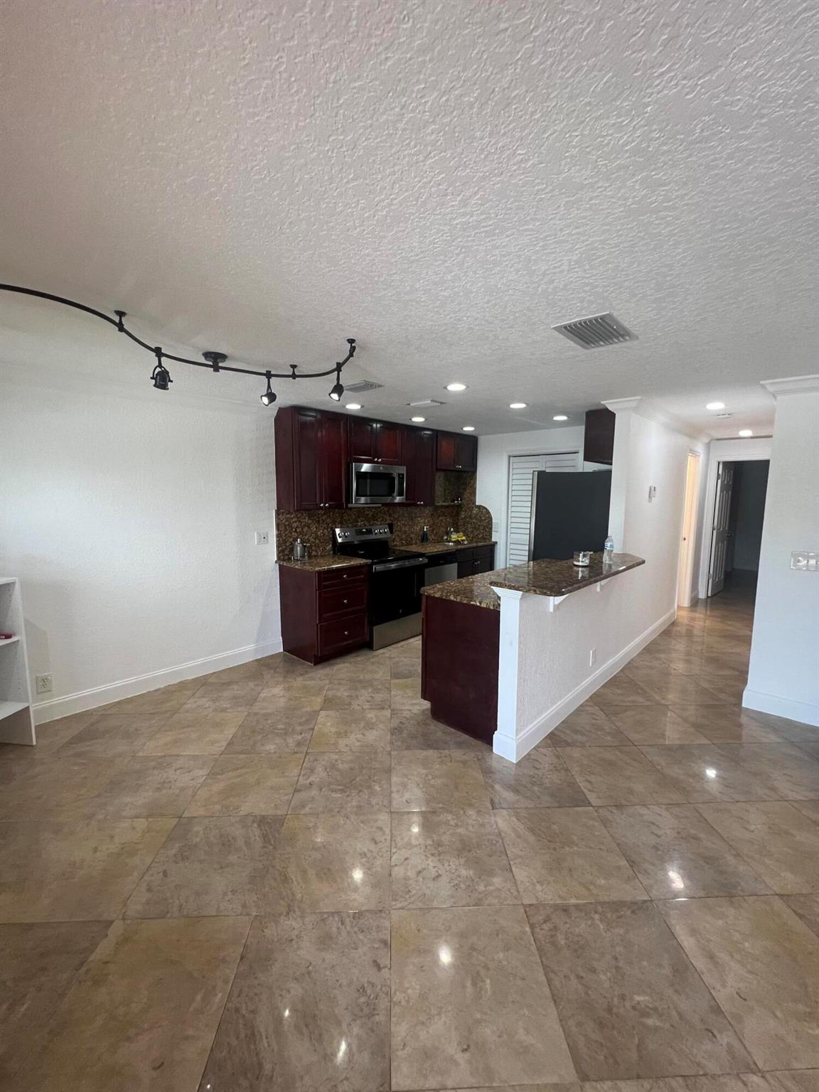 LOCATION! LOCATION!Beautiful GROUND FLOOR 2 bedroom 2 bath Washer and dryer inside! Beautiful wood kitchen cabinets with granite tops!Tile floors throughout, Shared pool. *Water is included, You pay for electric!Bike to the beach and Linton blvd, close to all that Delray has to offer. (**2 parking spaces), Yearly lease, NO smoking