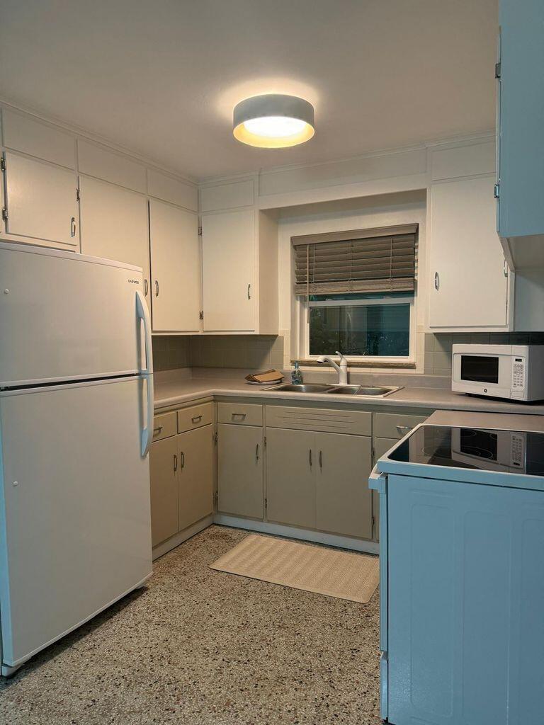 LAKEVIEW PARK RIVIERA BEA - Residential Lease