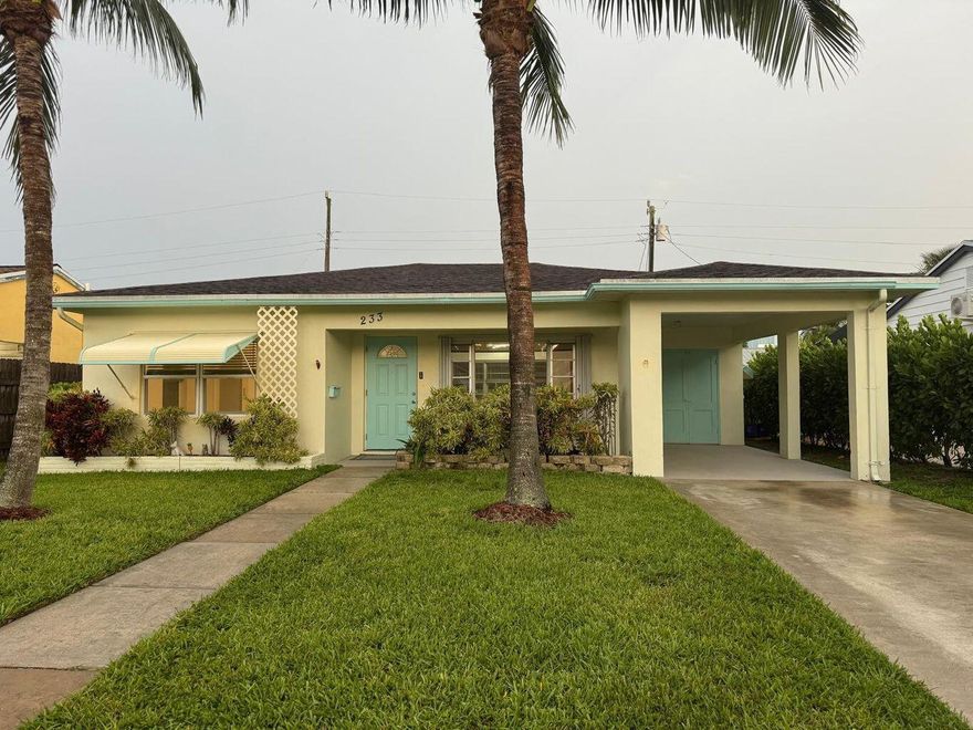 A recently renovated property just two blocks from the Florida intracoastal. Phil Foster Park is within walking distance, and the beach on Singer Island is also nearby when taking the Blue Heron Blvd bridge East. Only a few blocks away from Publix and several nice restaurants are just a short drive away. The property is located in a safe neighborhood that is quiet and peaceful. Offers a spacious backyard and ample parking space. Enjoy a stay close to the beach .