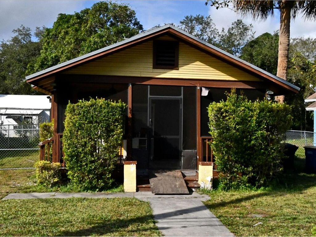 Photo of 119 S 13th St, Fort Pierce, FL 34950 (MLS # R11097646)