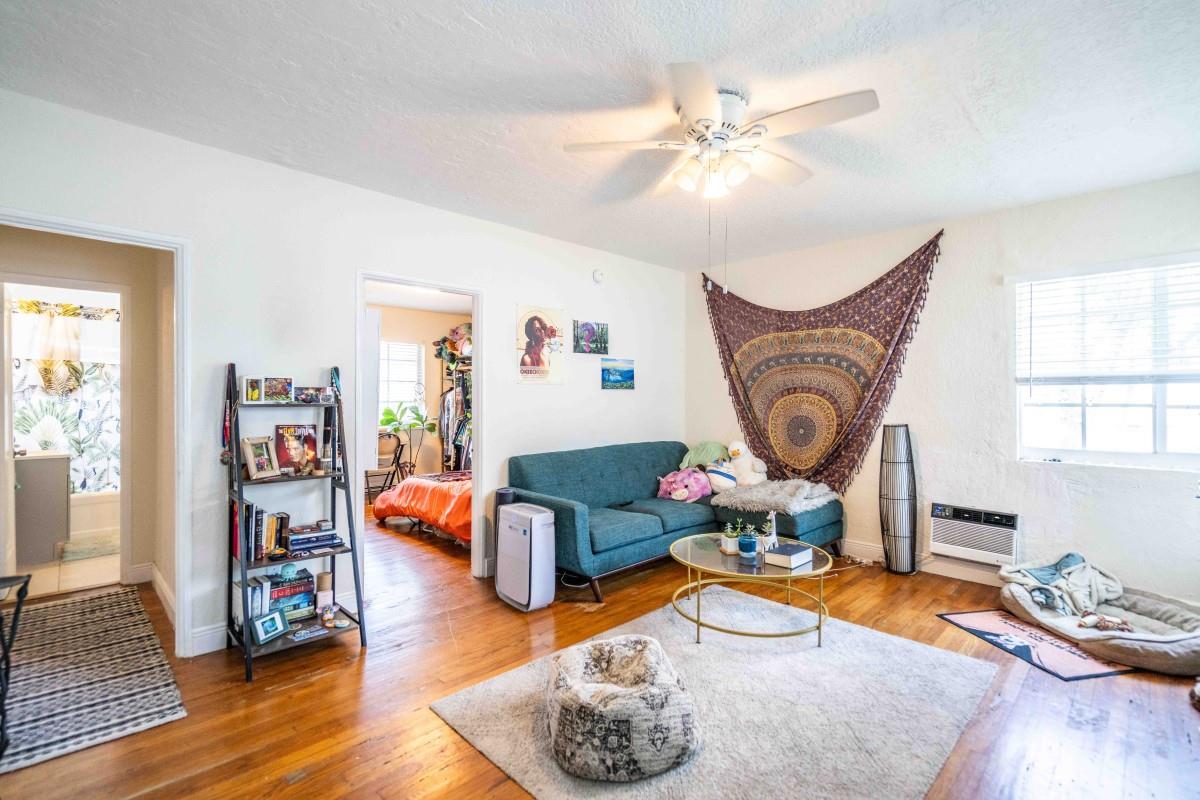Beautiful 1BR/1BA in Miami Beach –
Live just minutes from the ocean in this charming 1-bedroom, 1-bathroom apartment in the heart of Miami Beach! This unit offers a comfortable living space with everything you need to enjoy the ultimate South Florida lifestyle.
The apartment features a spacious layout, natural light throughout, and a well-equipped kitchen with appliances and plenty of storage—perfect for everyday living.