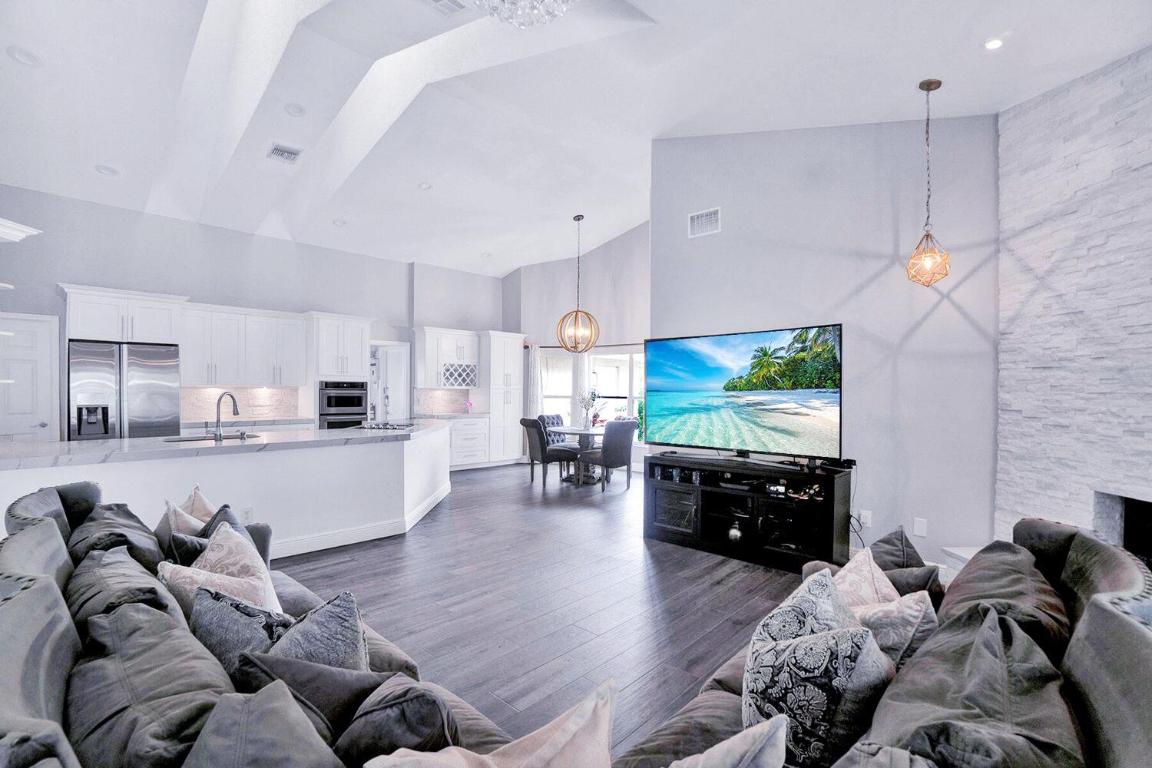 MEADOW WOOD OF THE LANDINGS AT WELLINGTO - Residential Lease