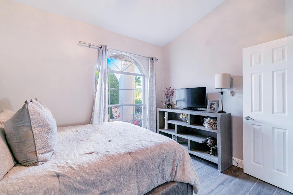 MEADOW WOOD OF THE LANDINGS AT WELLINGTO - Residential Lease