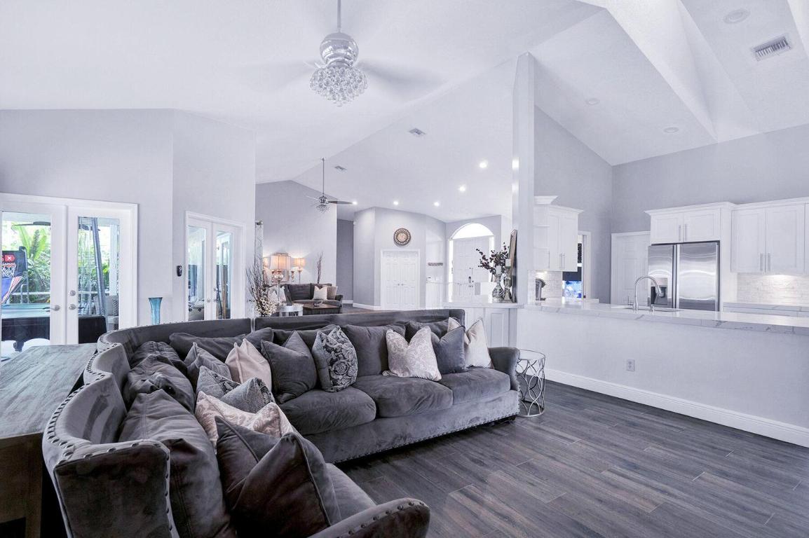 MEADOW WOOD OF THE LANDINGS AT WELLINGTO - Residential Lease