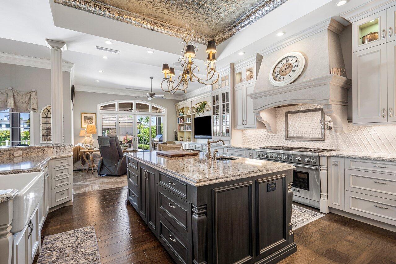 ADMIRALS COVE PAR E - Residential