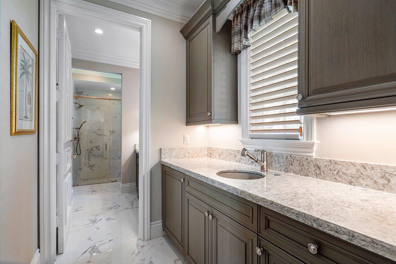 ADMIRALS COVE PAR E - Residential