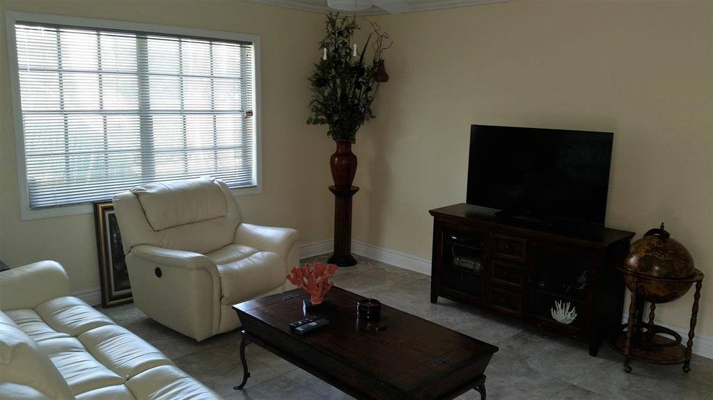 Beautiful apartment at an affordable price in a great location. Just a few miles away from Fort Lauderdale and the beach. Enjoy Pompano Beach stunning three miles coastline or head to Isle Casino Racing Pompano Park. If you are in a mood for shopping you have Galleria Mall, Las Olas or head to Sawgrass Mills Mall. The apartment is freshly painted and feels like new.