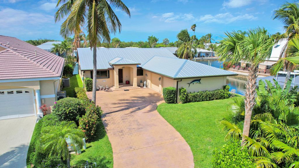 Photo of 10807 SE Ensign Court, Hobe Sound, FL 33455 (MLS # R10972672)