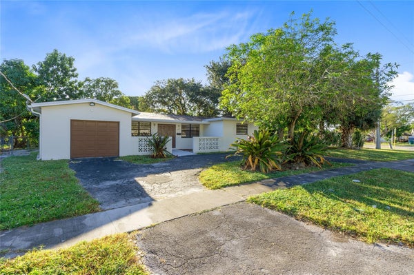 2208 NW 63RD AVE, SUNRISE, FL 33313 - Image 79ea46fda6a8a2c8dd0964f33c1cb6dc/1240150391