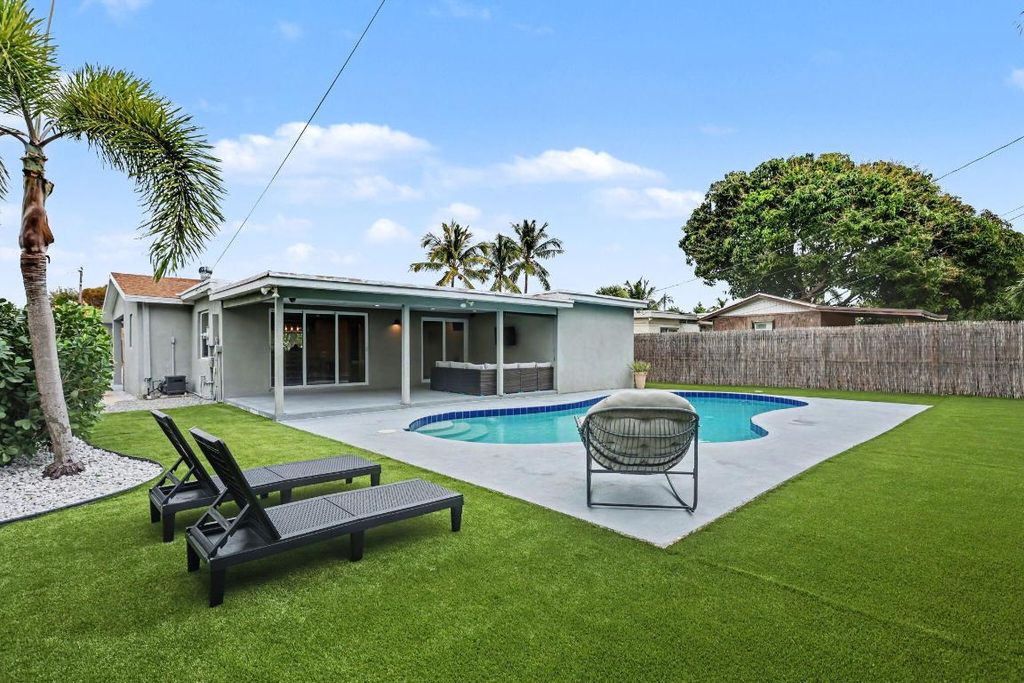 Photo of 124 SW 11th Avenue, Boynton Beach, FL 33435 (MLS # R11157507)