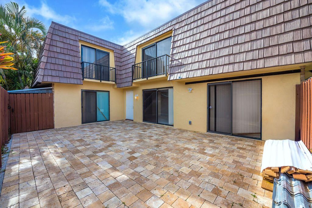 Photo of 941 Springdale Circle, Palm Springs, FL 33461 (MLS # B26025310)