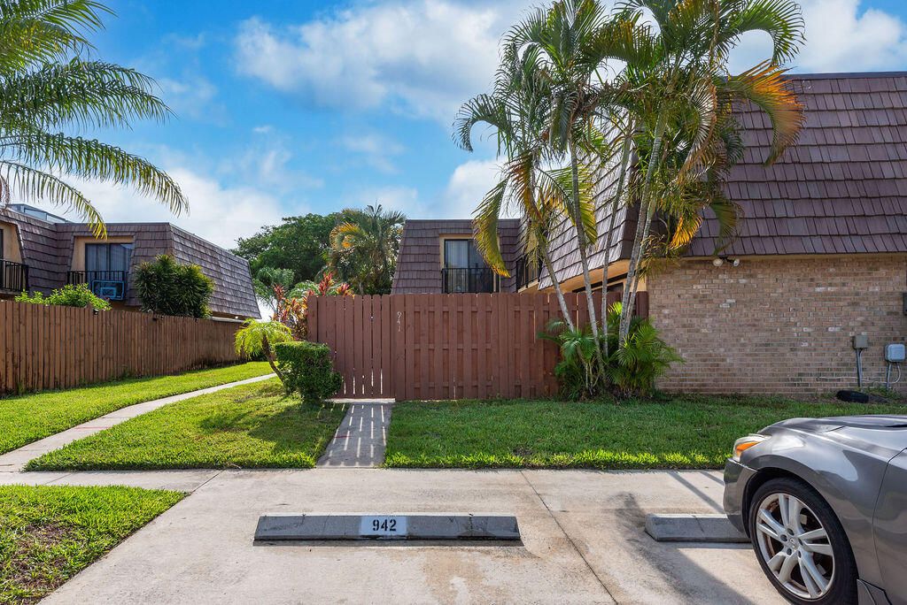 Photo of 941 Springdale Circle, Palm Springs, FL 33461 (MLS # B26025310)