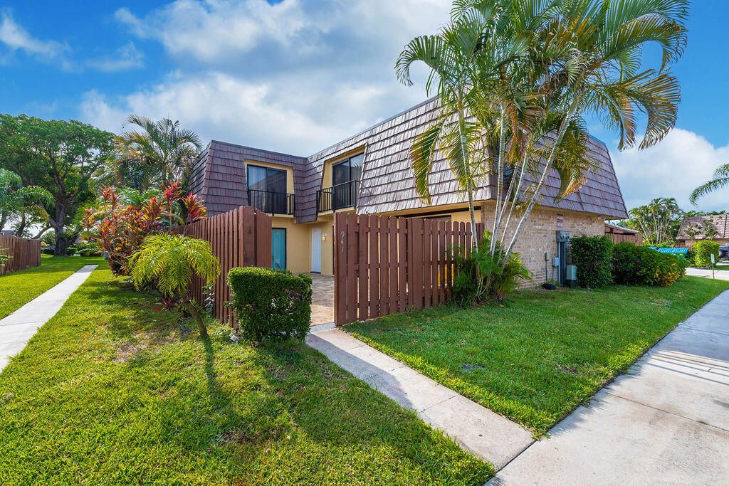 Photo of 941 Springdale Circle, Palm Springs, FL 33461 (MLS # B26025310)