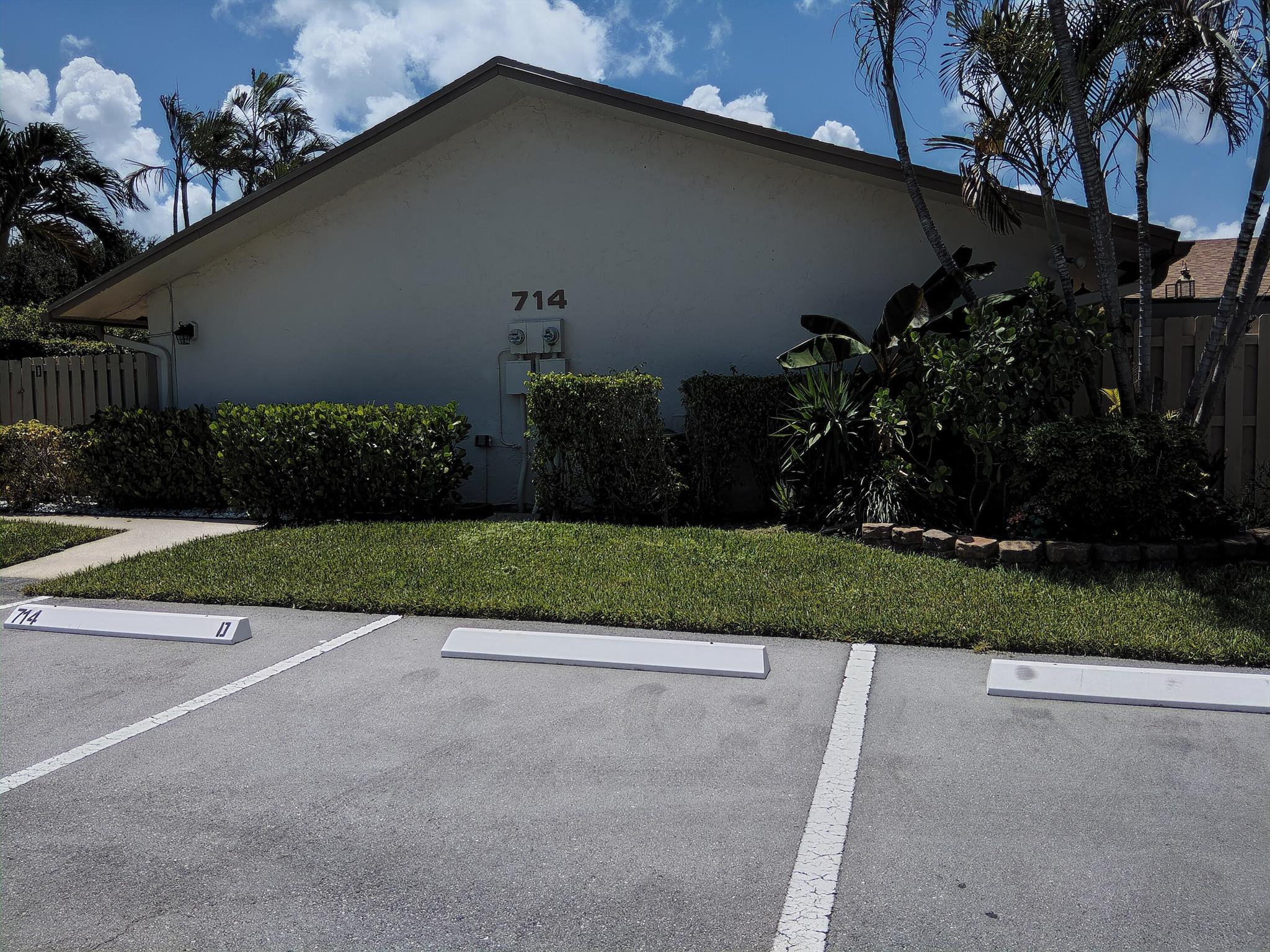 RETIRE, DOWNSIZE OR ENJOY SEASONAL RETREAT IN RAINBERRY BAY ADULT COMMUNITY.2 BEDROOM, 2 BATH, VILLA, SPLIT BEDRMS, EAT IN KITCHEN, SPACIOUS PRIMARY BDRM FOR KING BED WITH WALK IN CLOSET.BOTH BATHROOMS UPDATED. NEWLY PAINTED THROUGHOUT. LARGE SLIDER WINDOWS FOR LIGHT LOOK ONTO PRIVATE GATE ENCLOSED PATIO FROM ALL ROOMS. WASHER/ DRYER IN UNIT. NEW AC, UPDATED ELECTRIC PANAL. ENJOY CLUBHOUSE WITH GYM, OTHER ACTIVITIES. 5 POOLS, LOTS OF PICKLEBALL, TENNIS, THEATER WITH ENTERTAINMENT, LAKE WITH WALKING PATH. PET FRIENDLY. PERFECT LOCATION, CLOSE TO BEACH, DOWNTOWN SHOPPING, I95, TURNPIKE..PET FRIENDLY.ROOF AND WIFI INCLUDED IN HOA.