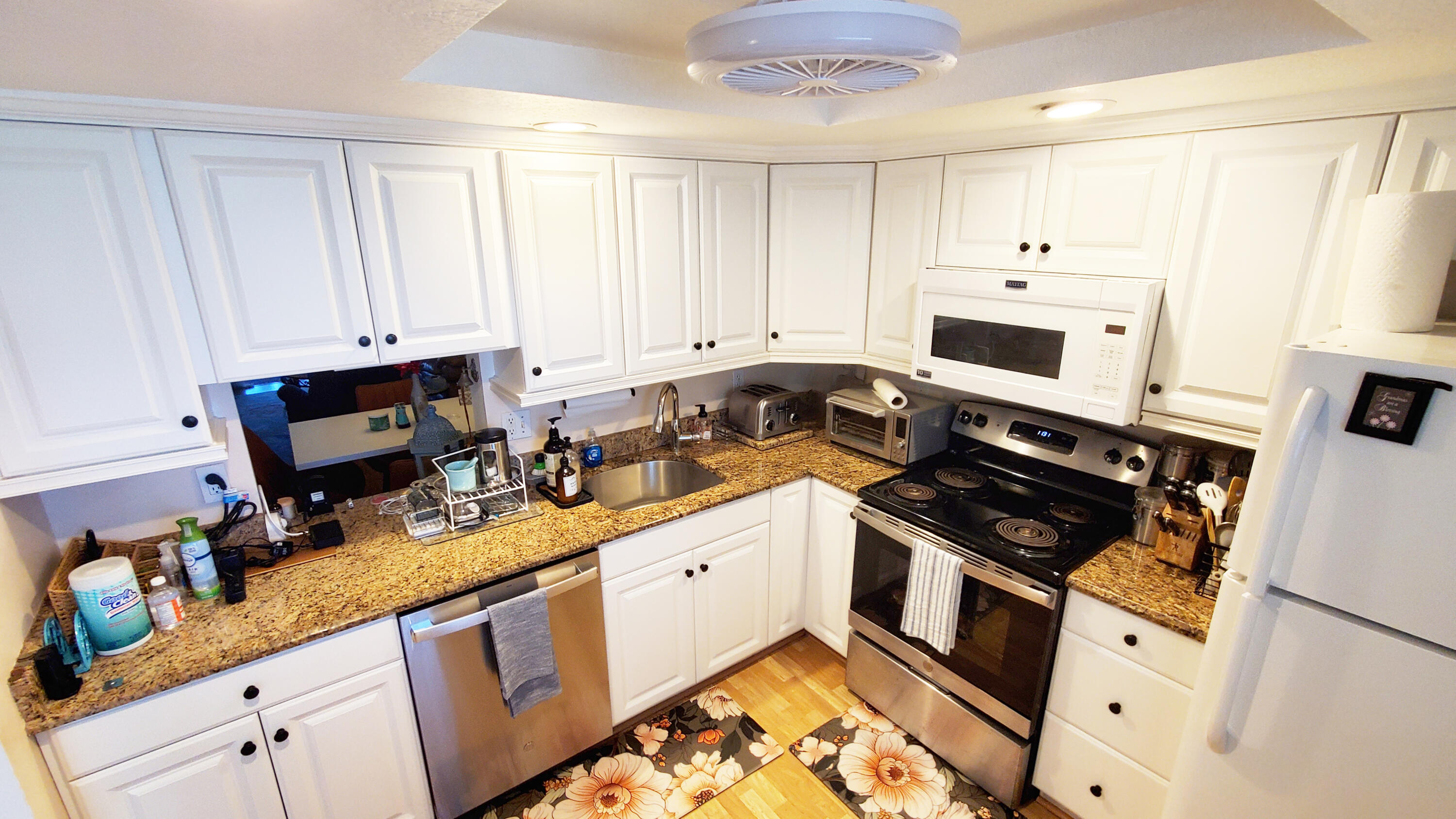 VILLAGE ROYALE ON THE GREEN CONDO - Residential